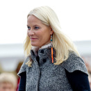 Kronprinsesse Mette-Marit holdt tale under besøket i Fosnavåg (Foto: Stian Lysberg Solum / NTB scanpix)